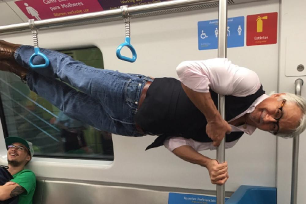 Dekici ponudili da sedne u gradskom prevozu, a on ih šokirao onim što je uradio! (FOTO)