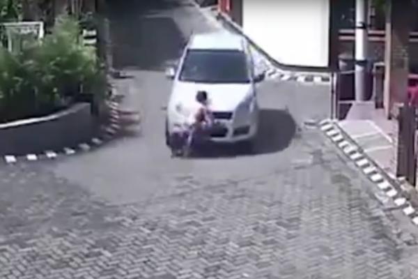Auto je pregazio ovu devojčicu, a onda je usledio pravi šok! Nećete verovati šta vidite! (VIDEO)