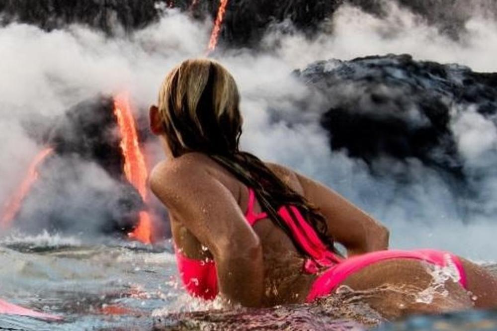 Nije vic: Šta radi plavuša u bikiniju pored zapaljenog vulkana? Ne znamo ni mi! (FOTO) (VIDEO)