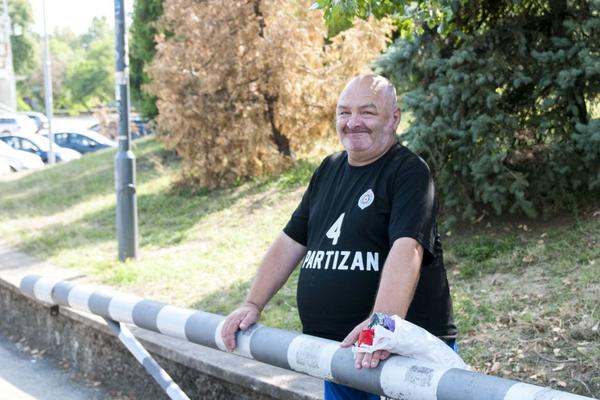 MIŠA TUMBAS DOBIO JOŠ JEDAN GRAFIT OD GROBARA: Kultni navijač Partizana doziva jedno ime sa zida na Vračaru!