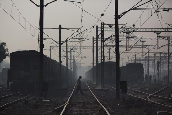 OPREZ: Visoki napon na železnici Jajinci - Mala Krsna OPASAN PO ŽIVOT