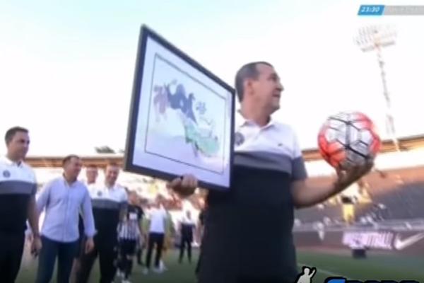 Mnogi su se menjali, ali on je bio tu: Partizan priredio dirljiv oproštaj od legendarnog Gavrana! (VIDEO)