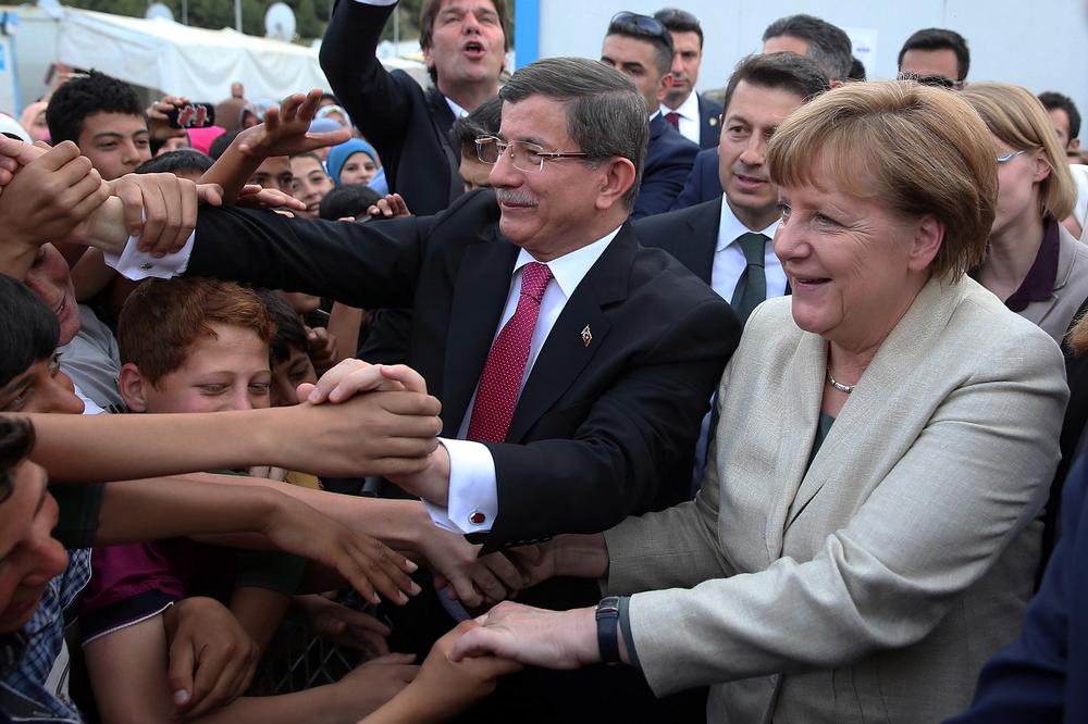 Merkelova zaoštrila: Odbijene azilante što pre deportovati odakle su došli!