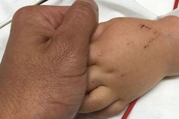 Laku noć, bebo moja, uvek ćeš biti s nama: MMA borac je objavio ovu sliku i isključio aparate teško povređenom sinu! (FOTO)