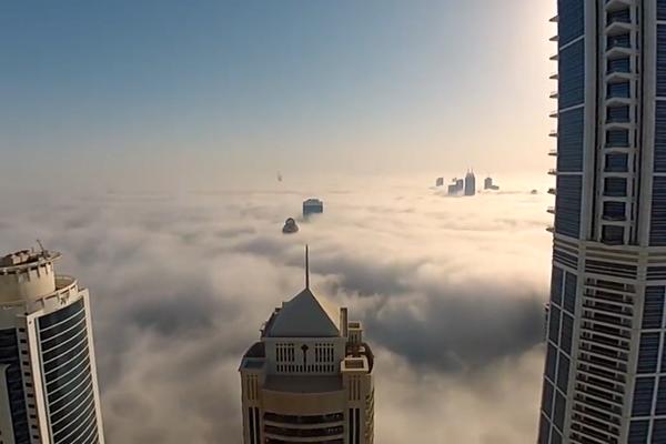 Skok sa vrha zgrade, pravo u oblake: Odakle nekome hrabrosti za ovako nešto? (VIDEO)
