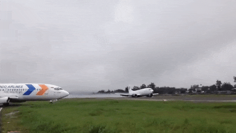 Leteća bomba: Avion pun nafte aterirao bez točkova (VIDEO)