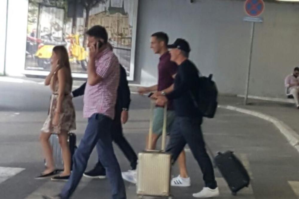 Ekskluzivni paparaco sa aerodroma: Ana i Švajni stigli u Beograd! (FOTO)