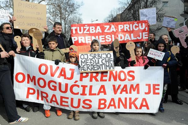 Puko im film: Zaduženi u švajcarcima podnose grupne tužbe protiv banaka! (FOTO)