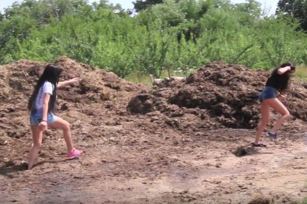 Hit video starleta: Mimi Oro i Ajfonka bežale od konja, upale do grla u blato! (VIDEO)