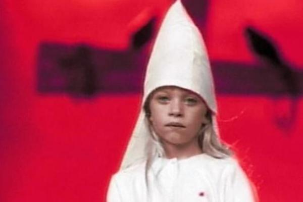Bila je obeležje jedne generacije! Evo kako sada izgleda devojčica sa KKK kapom iz Nirvaninog spota! (VIDEO)