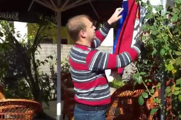 CARSKI: Ovaj čovek svakog dana ispred svog kafića diže srpsku zastavu! (FOTO) (VIDEO)