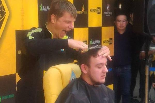 Aršavin je dobio opkladu pa je imao tu čast da novinaru unakazi frizuru! (VIDEO)