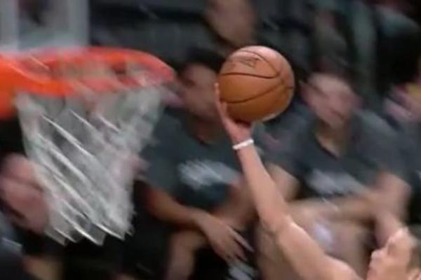 Pa dobro, pogreši čovek: Džeremi Lin je već najveći blam ikada u NBA ligi! (VIDEO)