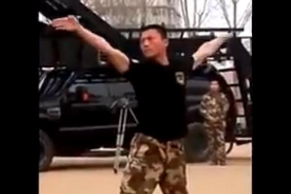 OVO JE NOVI DŽEKI ČEN: Vojnik koji je svojim super moćima raspametio svet! (VIDEO)