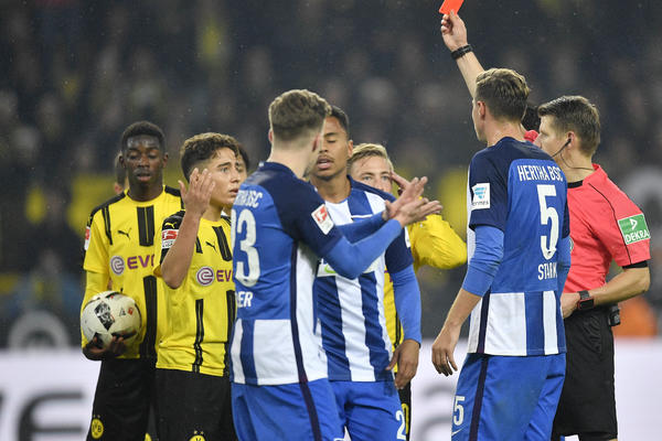 Dva crvena kartona, promašen penal i heroj tragičar! E, to je derbi Bundeslige! (VIDEO)