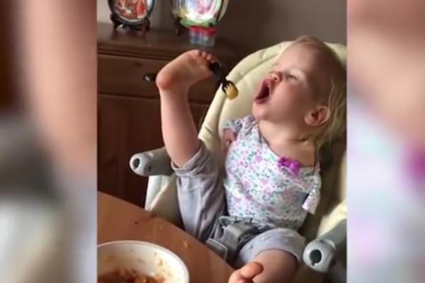 ONA JE DOKAZ DA JE SVE MOGUĆE: Rođena je bez ruku, ali je već naučila da se hrani nogama! (VIDEO)