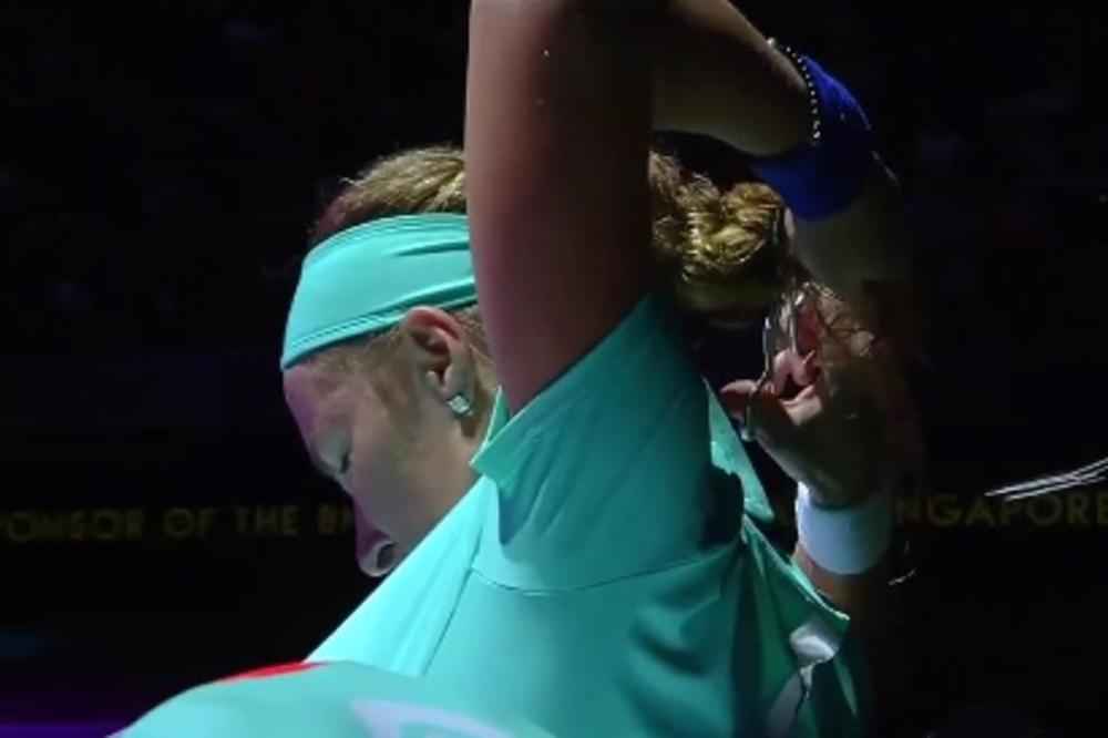 Ruskoj teniskoj superzvezdi smetala kosa pa je odlučila da ošiša samu sebe u sred meča! (VIDEO)