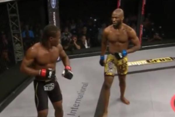 Smeje mu se planeta: Uplašeni MMA borac bežao po ringu sve dok sudija nije prekinuo agoniju! (VIDEO)