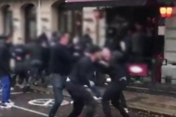 SAMO RUKE I NOGE: Navijači Geteborga uleteli u pab pristalica AIK-a! Usledilo je žešće peglanje! (VIDEO)