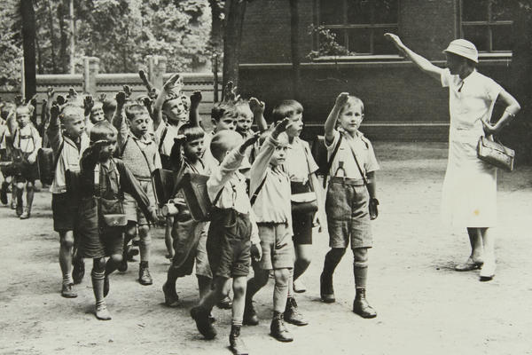MENGELE IH NIJE UBIO: Deca na kojima su nacisti vršili eksperimente živa su i DANAS!
