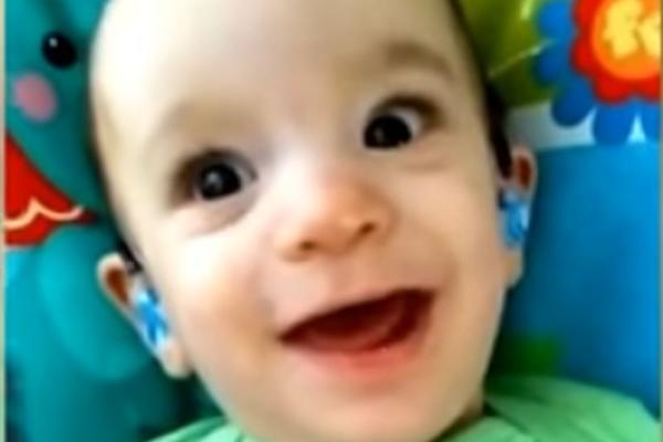 Napuniće vam se oči suzama: Ova beba je prvi put u životu čula glas svoje majke! (VIDEO)