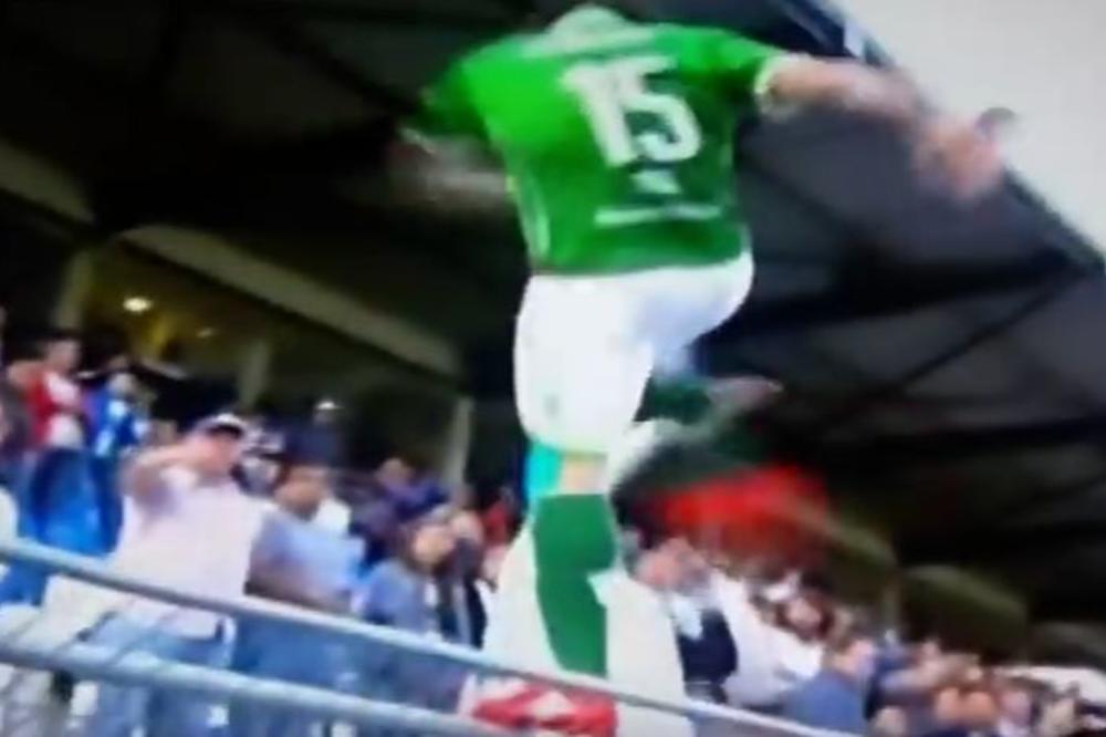 RODIO SE NOVI KANTONA: Fudbaler skočio na ogradu i nogom raspalio besnog navijača! (VIDEO)