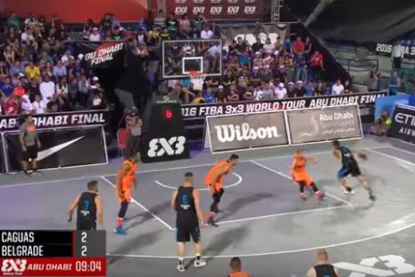 Ovoga nema u košarkaškim udžbenicima: Srpski basketaš bacio na dupe protivnika, a publika izvrištala! (VIDEO)