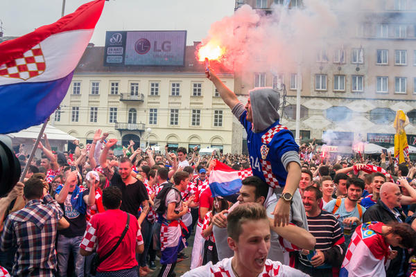 POMIRENJE DECENIJE NA POMOLU?! Srpski navijači pomažu Hrvatima da budu na stadionu u Atini! (FOTO) (VIDEO)