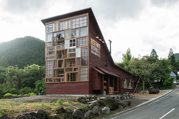 Ova kuća izgrađena je od recikliranog SMEĆA i IZGLEDA BESPREKORNO! (FOTO)