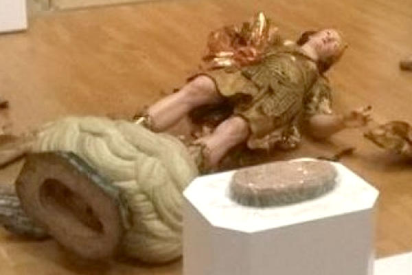KOBNI SELFI: Srušio statuu iz 18. veka dok je pokušavao se uslika pored nje, šteta NENADOKNADIVA! (FOTO)