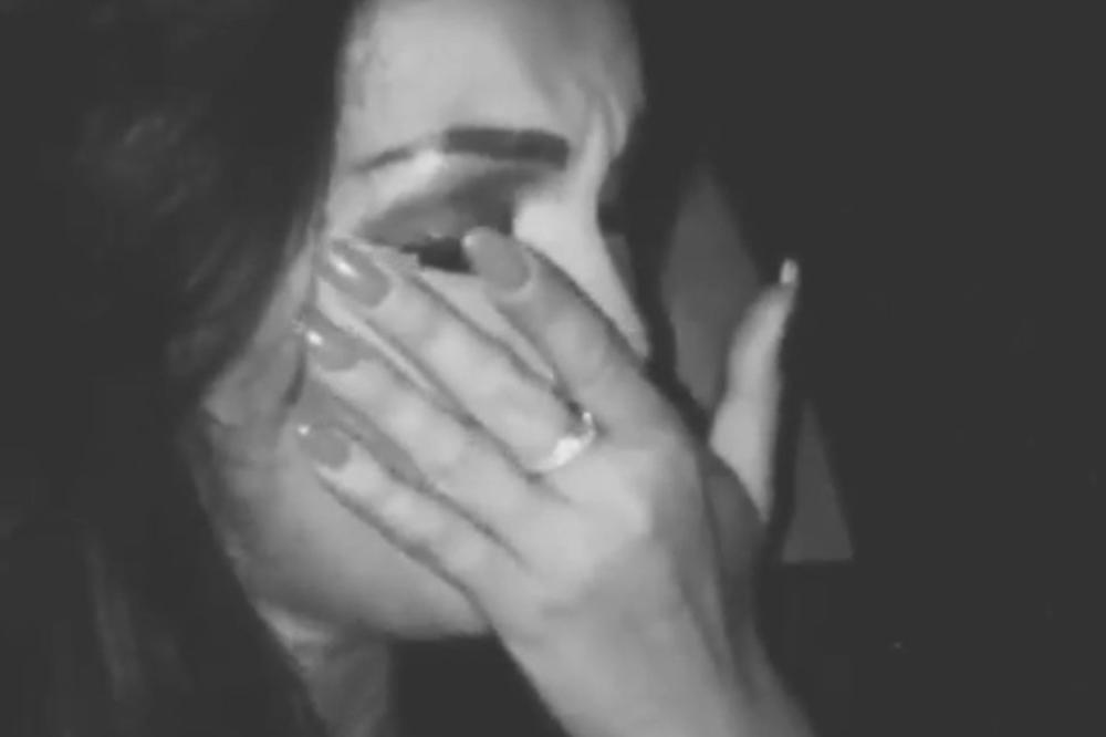 Pevačica lije suze i peva! Dušica plakala kao kiša, rastužićete se kada čujete zbog čega! (VIDEO)
