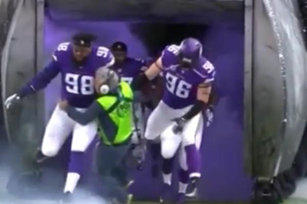 UMALO TRAGEDIJA u NFL: Igrači Minesote brutalno izgazili tehničara! (VIDEO)