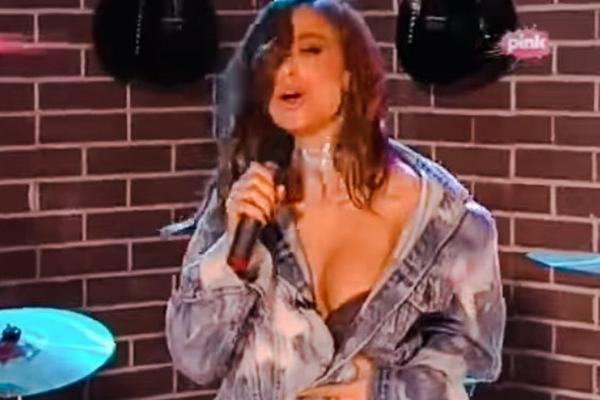 (VIDEO) EDITA OTPEVALA SVETSKE HITOVE: Seksi Ministarka pokazala kako peva UŽIVO