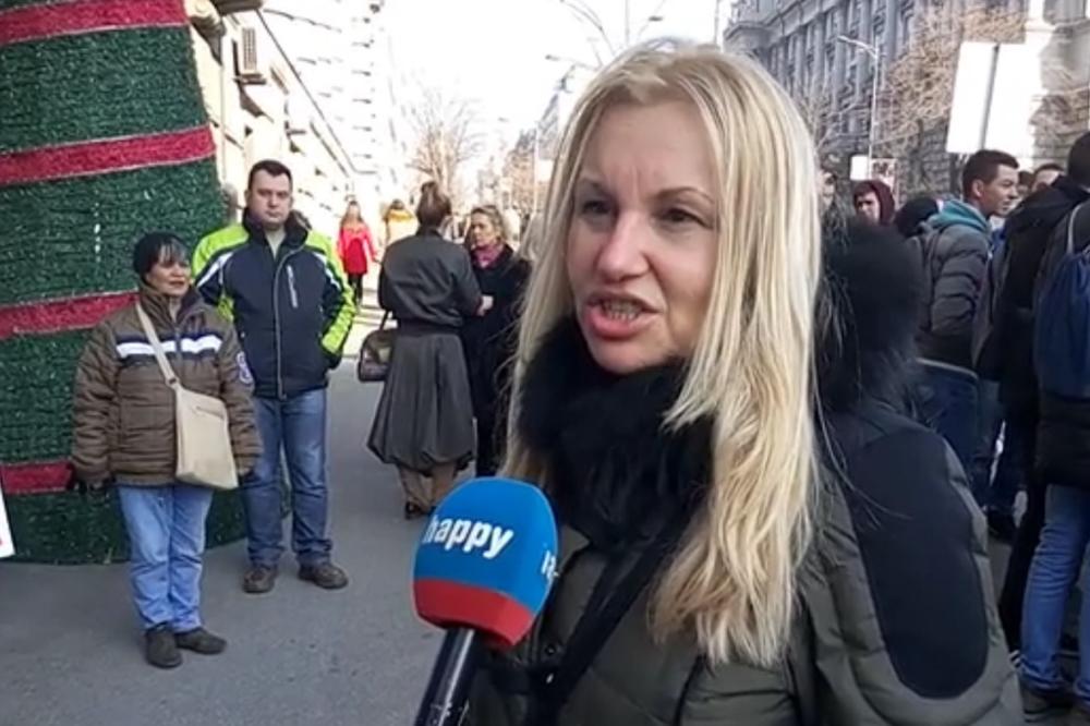 Nastaviću bitku dok mi ne vrate decu! Nesrećna majka protestuje pred Vladom (VIDEO)