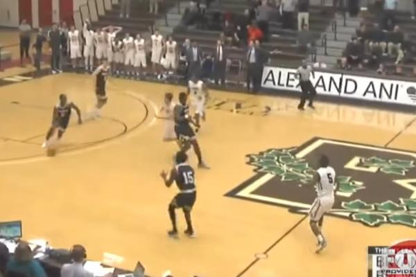 Košarkaš nije znao da njegov tim gubi, pustio je vreme da istekne, počeo da slavi, a onda... (VIDEO)