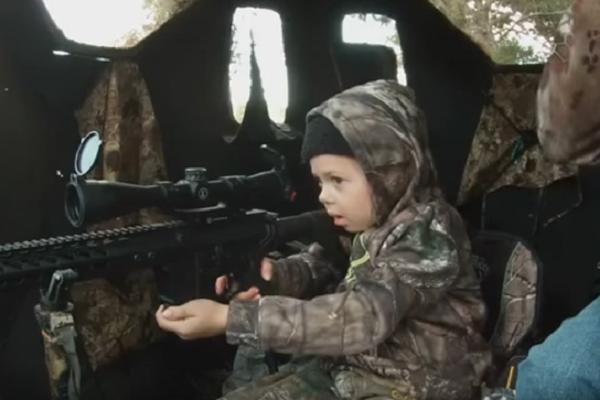 OSMEH NAKON UBISTVA: Otac učio devojčicu da ubija iz puške, a MALA JE NEMILOSRDNA! (VIDEO)
