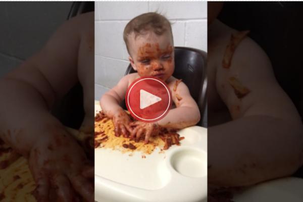 PRESMEŠNO: Ovaj bebac ne zna da li bi pre da spava ili da ručka! (VIDEO)