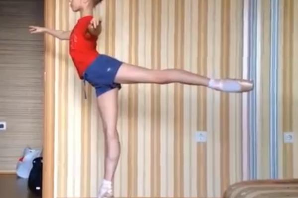 To je savršena ravnoteža! Mala balerina održala lekciju svima! (VIDEO)