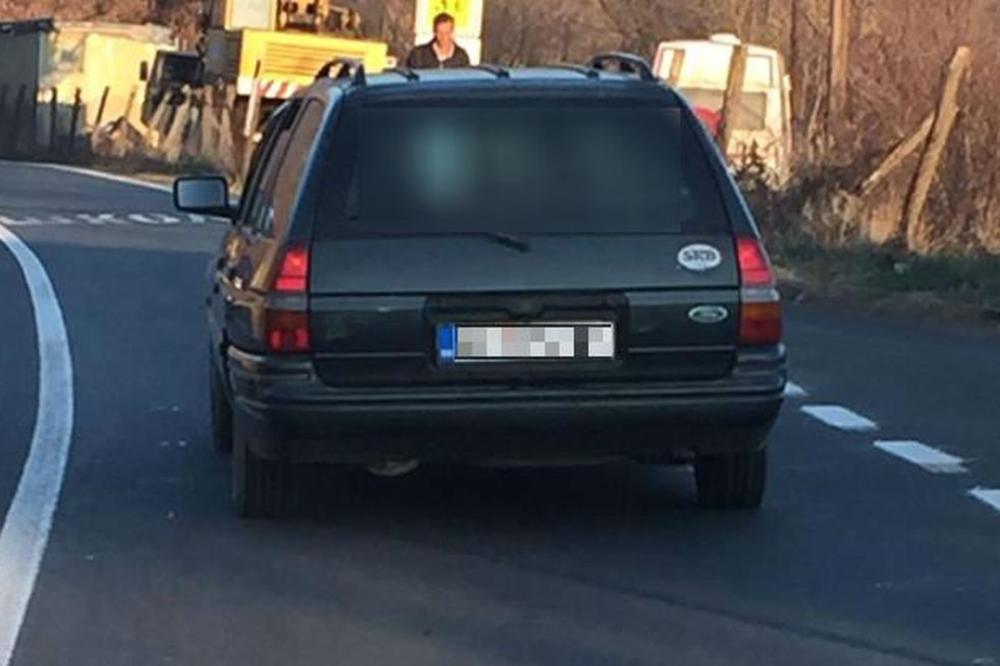 SAMO U SRBIJI: Da li ste IKADA videli da neko OVO vozi u GEPEKU?! (FOTO)