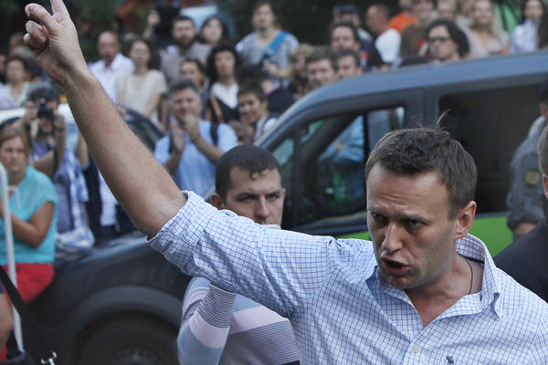 Maskirani muškarci upali i pretresli stan Navaljnog? Saradnik tvrdi da su razvalili vrata