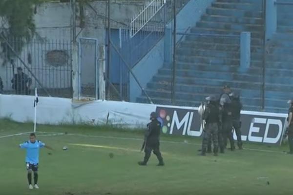 Policajac upucao fudbalera nasred utakmice! (VIDEO)