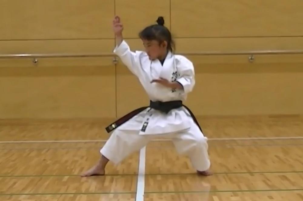 NJOJ NISU POTREBNI SPECIJALNI EFEKTI: Ova karate-kid devojčica je NEVEROVATNO BRZA! (VIDEO)
