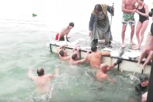NA ČELU JE BIO PRINC KARAĐORĐEVIĆ: Pogledajte viteško plivanje za Bogojavljenski krst! (VIDEO)