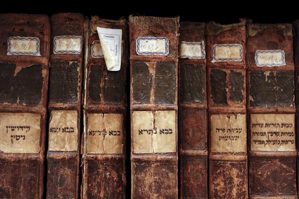 Pravo blago: Prodata veoma dragocena zbirka vrednih jevrejskih knjiga! (VIDEO)