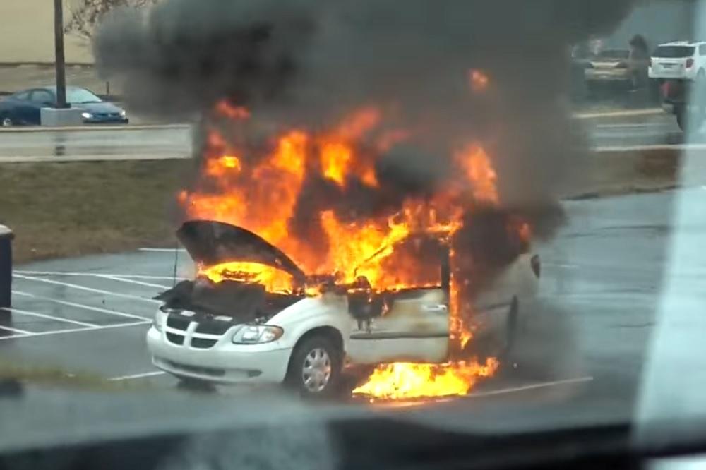 Automobil je goreo, a kad su mu prišli baš blizu - EKSPLODIRAO JE! (VIDEO)