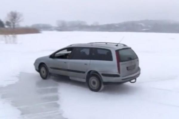 HRABAR ILI LUD? Nišlija vozio automobil po zaleđenom Oblačinskom jezeru, a onda... (VIDEO)