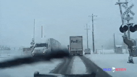 Voz se PUNOM BRZINOM ZAKUCAO u kamion i RAZNEO GA! (VIDEO)