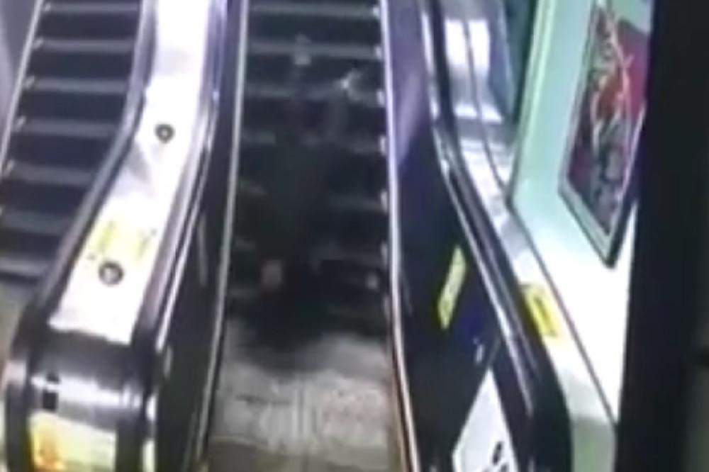 Deda pao na pokretnim stepenicama i to ne jednom, nego 12 PUTA! (VIDEO)