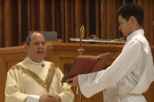 Sveštenik POPIO nokaut USRED MISE! Ovako nešto sigurno niste videli! (VIDEO)