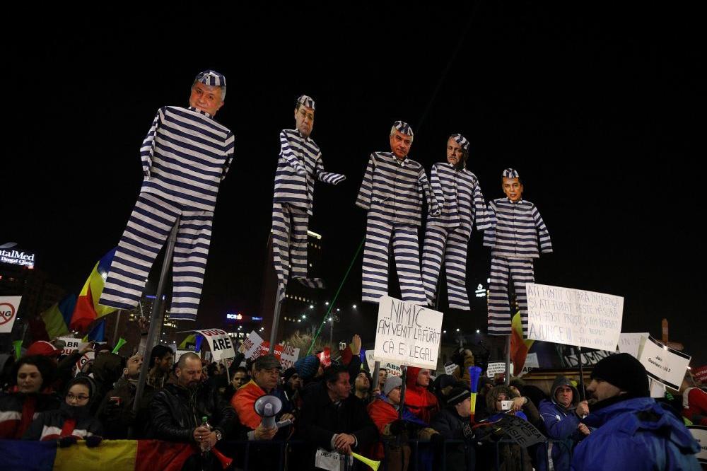 Počelo okupljanje u Bukureštu! Građani Rumunije najavljuju MASOVNIJE proteste narednih dana (FOTO)